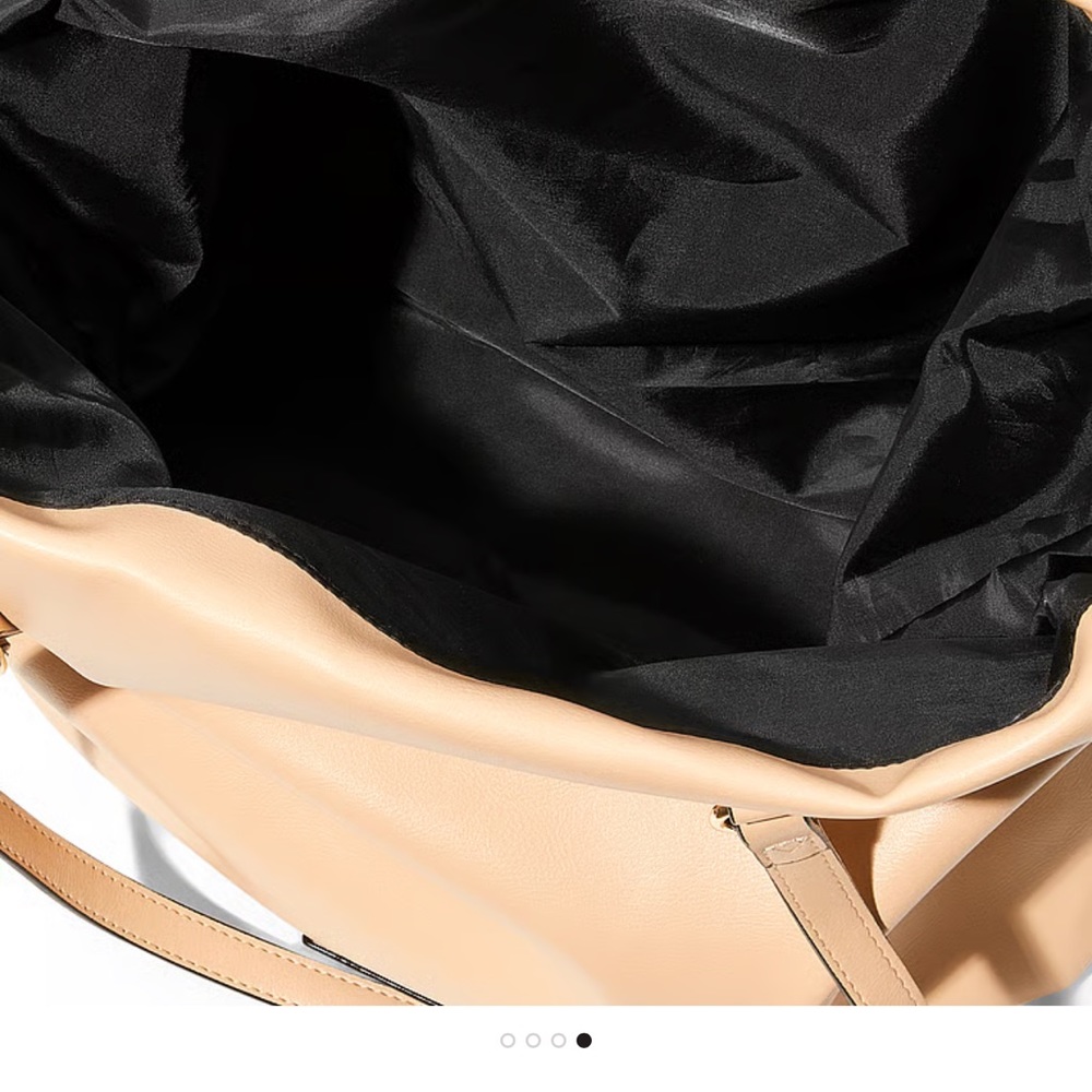 •Cute Victoria’s Secret hand bag• - Picture 4 of 6
